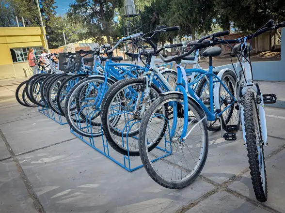 En Chimbas, el penal puso a punto bicicletas para chicos de una escuela jachallera