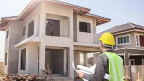 Levantar un edificio hoy cuesta 77% más en dólares que en 2018, pero los departamentos en pozo apenas subieron 5,40%