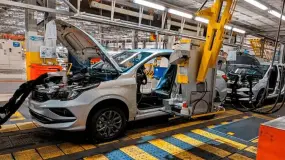 La producción de autos volvió a caer en julio, pero las exportaciones crecieron y sostuvieron la actividad