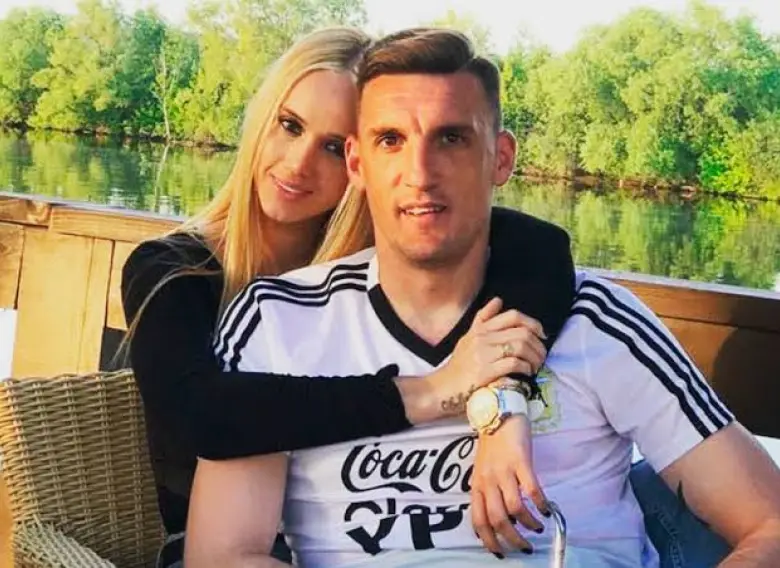 Le abrieron la valija a la esposa de Franco Armani y le sacaron ropa, perfumes y un bolso en un vuelo