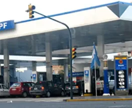 ¡Otra vez pa" arriba! La nafta saltó casi un 9% por la guerra y el crudo no afloja