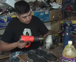 El oficio de zapatero resiste y gana terreno en plena crisis: "todo se repara"