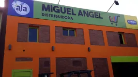 Robaron una distribuidora en Santa Lucía y escaparon con un gran botín