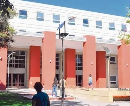 Buscan a la familia de un hombre internado en el Rawson desde hace 20 días