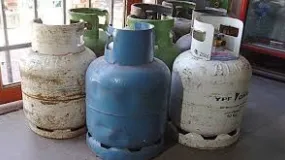 Le vaciaron la puerta del almacén y se alzaron con 14 garrafas