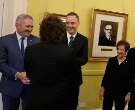 Milei cierra filas y sostiene a Adorni pese al vendaval político