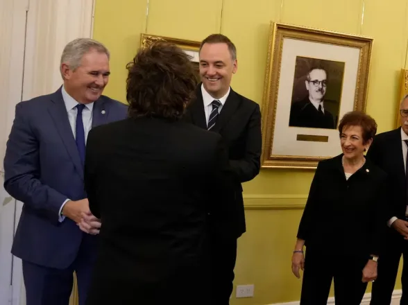 Milei cierra filas y sostiene a Adorni pese al vendaval político