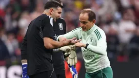 Dibu Martínez sufrió una fractura en un dedo y la Selección ya arma su plan de recuperación