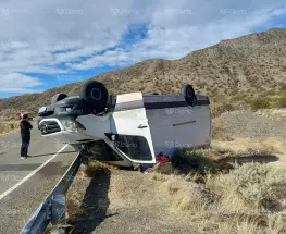Una tráfic volcó en Calingasta y terminó incrustada sobre un guardarraíl