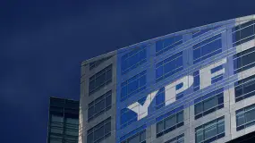 S&P mejoró la nota de YPF y de otras siete firmas argentinas