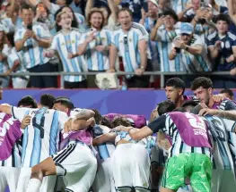 La Selección celebró a puro canto y ya mira de reojo a Inglaterra