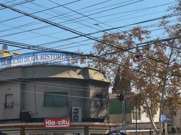Una bandera gigante en San Juan emocionó por Messi y la Selección