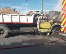 Un camión de ripio ardió en Pocito y terminó con graves daños