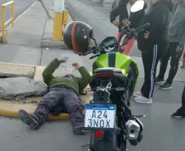 Un joven motociclista terminó en el hospital tras un fuerte impacto en la rotonda del Conector Sur