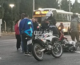 Violento choque entre moto y auto dejó a dos jóvenes heridos