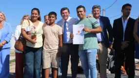 Entrega de viviendas en Sarmiento: 51 familias ya tienen su techo propio