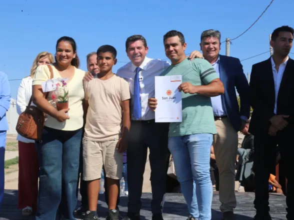 Entrega de viviendas en Sarmiento: 51 familias ya tienen su techo propio