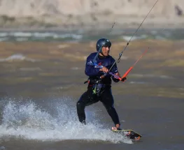 Arrancó en Iglesia un show de kitesurf que promete volar bien alto