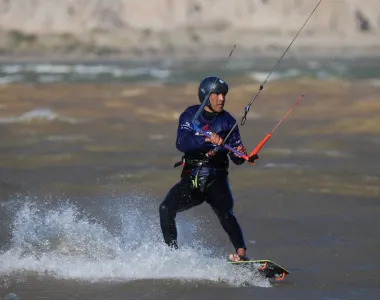 Arrancó en Iglesia un show de kitesurf que promete volar bien alto