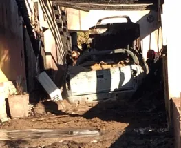 Una camioneta se prendió fuego y el incendio puso en riesgo una casa en Las Lomitas