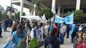 Reclamo en las calles: docentes se movilizan y hay cortes en el centro