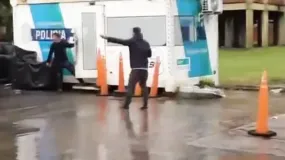 Rompieron el auto y le robaron al equipo de A24 en Dock Sud