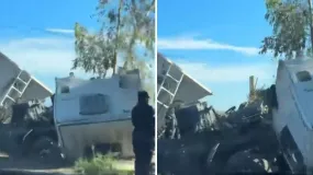 Un camión perdió el control en Pocito y acabó dentro de una acequia