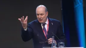 Sturzenegger quiere habilitar firmas manejadas por inteligencia artificial