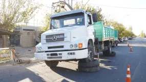 Un camión volcó en plena maniobra y generó un susto bárbaro en Santa Lucía