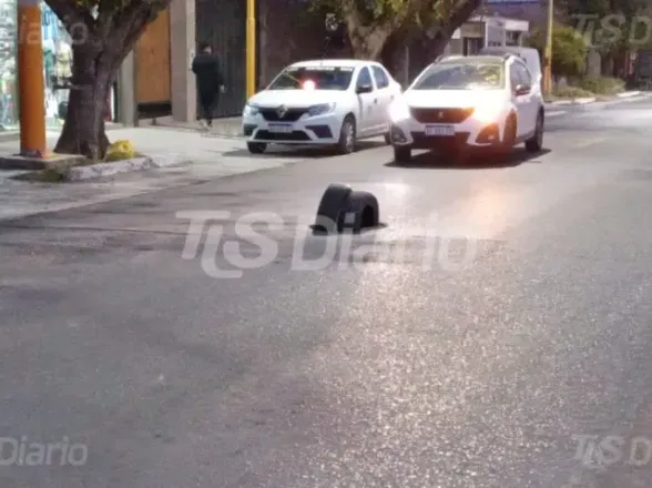 Una tapa rota complica el paso en una zona muy transitada de Chimbas