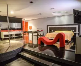 La vio salir de un motel y ella sorprendió con una explicación fuera de serie