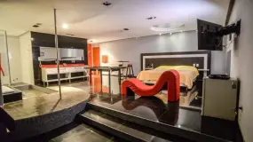 La vio salir de un motel y ella sorprendió con una explicación fuera de serie