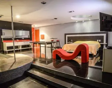 La vio salir de un motel y ella sorprendió con una explicación fuera de serie