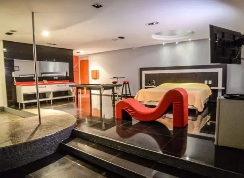 La vio salir de un motel y ella sorprendió con una explicación fuera de serie