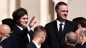 Milei se muestra en Rosario y suma a Adorni en una postal cargada de política