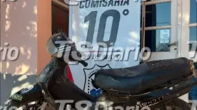 Apareció una moto sin chapa frente a una casa y la Policía trata de saber de dónde salió