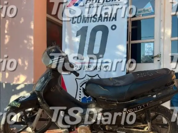 Apareció una moto sin chapa frente a una casa y la Policía trata de saber de dónde salió