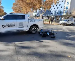 Una moto embistió a una camioneta y un hombre terminó hospitalizado