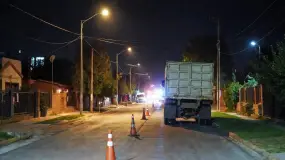 Murió un operario tras ser embestido por un camión en plena tarea sobre la calle