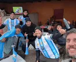 En Angaco, la Scaloneta se vivió con pastelitos, siesta y un asado para el recuerdo