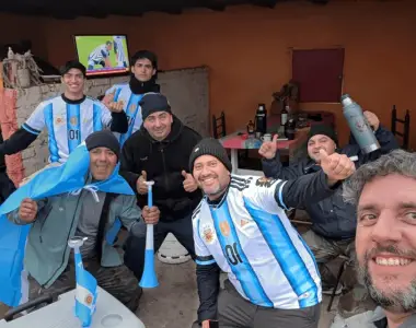 En Angaco, la Scaloneta se vivió con pastelitos, siesta y un asado para el recuerdo