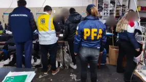 Allanaron un taller clandestino en Buenos Aires y liberaron a 16 personas sometidas a jornadas brutales