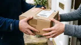 Las compras afuera por courier ya pesan casi como un shopping entero