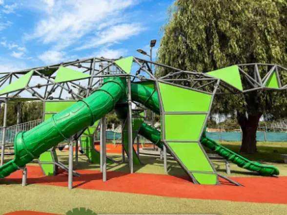 Los juegos del Parque Belgrano están casi listos y el dinosaurio gigante ya espera a los chicos