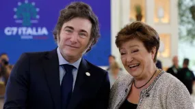Milei niega devaluación y defiende acuerdo con el FMI frente a críticas aceradas