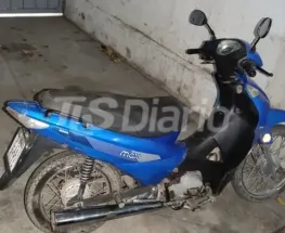 Lo vieron mirando autos, quiso escapar y abandonó la moto