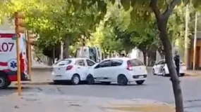 Dos autos protagonizaron un violento choque en una esquina céntrica