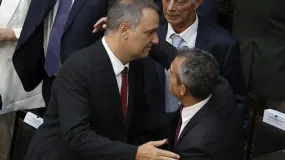 El Gobierno afila munición política para llegar entero al Congreso