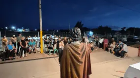 Bermejo se viste de fiesta para una noche de música, feria y devoción