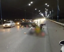 Un auto y una moto chocaron fuerte en Albardón y una persona terminó en el hospital